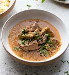 Aguja de cerdo encebollada al jerez