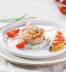 Salmón a la plancha con crema de queso a las hierbas y ensalada tabulé