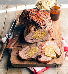 Gefüllter Schweinsbraten vom Grill mit Krautsalat