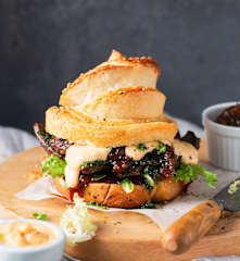 Croissant-Burger mit Leber, Käsesauce & Petersilie