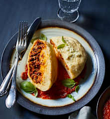 Oliven-Feta-Knödel mit Tomatensauce