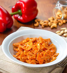 Pasta integral con salsa de pimientos y almendras