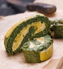 Spinatrolle mit Ei und Käse