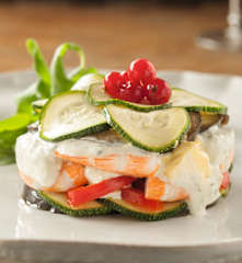 Milhojas frío de verduras con queso de cabra y langostinos
