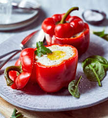 Gefüllte Paprika mit Spinat und Ei