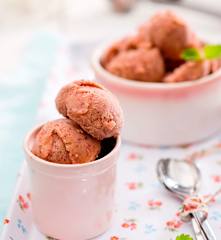 Jogurtowe lody śliwkowe z cynamonem