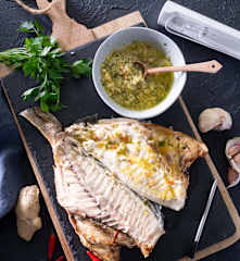 Dorada asada con ajo y perejil
