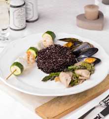 Riso venere asparagi e frutti di mare con spiedini di merluzzo e zucchine