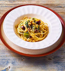 Spaghetti scarola, olive e briciole di pane (vegan)