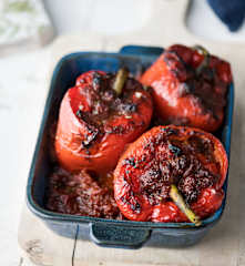 Peperoni ripieni in salsa al pomodoro