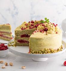 Tort pistacjowy z frużeliną malinową