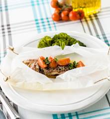 Salmonetes com tomate-cereja e tomilho