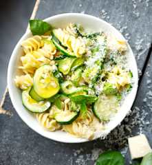 Pâtes aux courgettes, basilic et parmesan