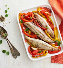 Filetti di sgombro sottovuoto con contorno di peperoni