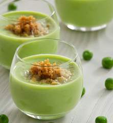 Crema de guisantes dulces y polvo de kikos (Salvador Gallego)