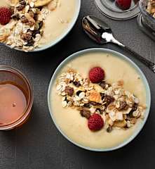 Smoothie bowl de piña, plátano y frambuesas para dos