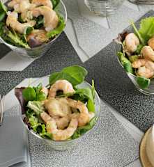 Ensalada de langostinos con salsa de almendras y perejil