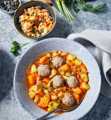 Kartoffel-Möhren-Eintopf mit Bratwurstbällchen und Möhren-Kohlrabi-Salat
