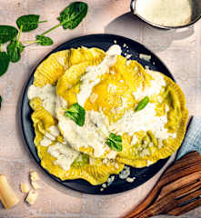 Riesen-Ravioli mit Trüffel-Spinat-Füllung und Eigelb