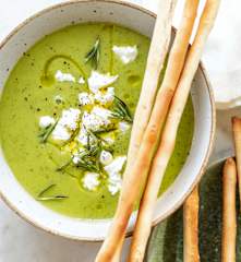 Crème de pommes de terre et courgettes, miettes de chèvre frais