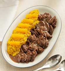 Carrilleras en salsa de castañas y risotto de naranja