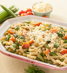 Fusilli con guisantes, habas y verduras de primavera