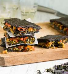 Empanada negra de mejillones y algas wakame