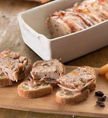Terrina de cerdo especiada con frutos secos