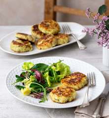 Kaspressknödel mit Blattsalat