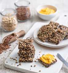 Wegańskie, bezglutenowe krakersy wieloziarniste