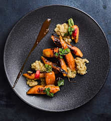 Mladá mrkev s ořechovým pestem a rozinkami