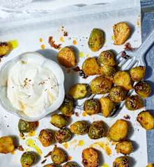 Rosenkohl vom Blech mit Tahin-Quark