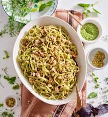 Tagliatelle com salmão salteado e pesto com pistácios