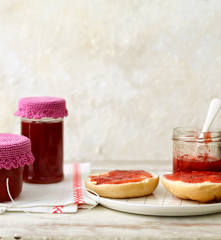 Erdbeer-Rhabarber-Konfitüre mit Basilikum