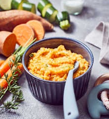 Gemüsebrei mit Kokosmilch und Hähnchen