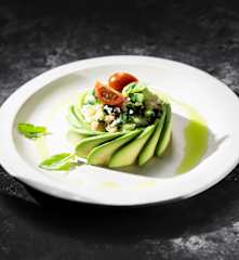 Ensalada de quinoa con pepino, cherry y aguacate