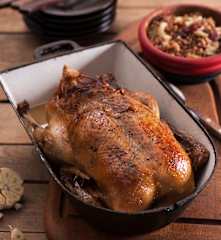 Kaczka faszerowana mięsem i morelami, kasza gryczana z żurawiną