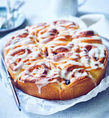 Heidelbeer-Hefeschnecken mit Frischkäse-Guss