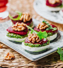 Bouchées de betterave, chèvre et pesto de roquette