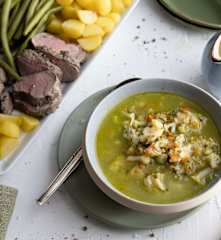 Sopa de coliflor con Knöpfli de parmesano, Filete de cerdo con salsa de pera y vegetales al vapor.