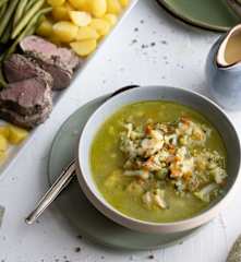 Menú: Sopa de coliflor. Solomillo de cerdo con verduras al vapor y salsa de pera