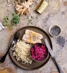 Salmão ao vapor com arroz de gengibre e couve marinada