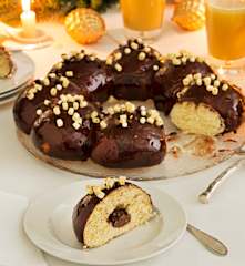 Roscón de Reyes con glaseado espejo de chocolate