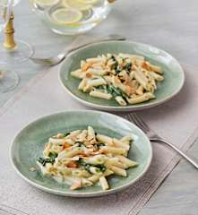 Macarrones con espinacas y bechamel de almendras