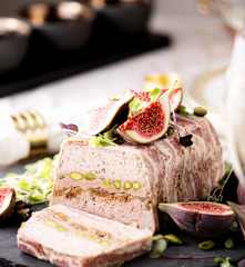 Terrina de cerdo, pollo y foie gras con chutney de higos al oporto