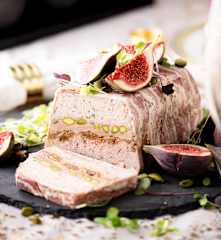 Terrine de porc, poulet et foie gras avec chutney de figues au porto