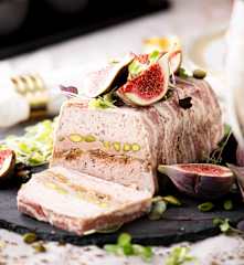 Terrine de poulet, porc et foie gras et son chutney de figues au porto