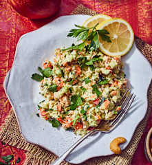 Spitzkohl-Slaw mit Datteln und Cashewkernen
