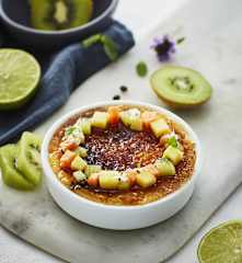 Crème Brûlée con frutta tropicale