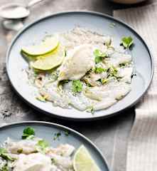 Carpaccio de bar et glace au fromage blanc citronné
